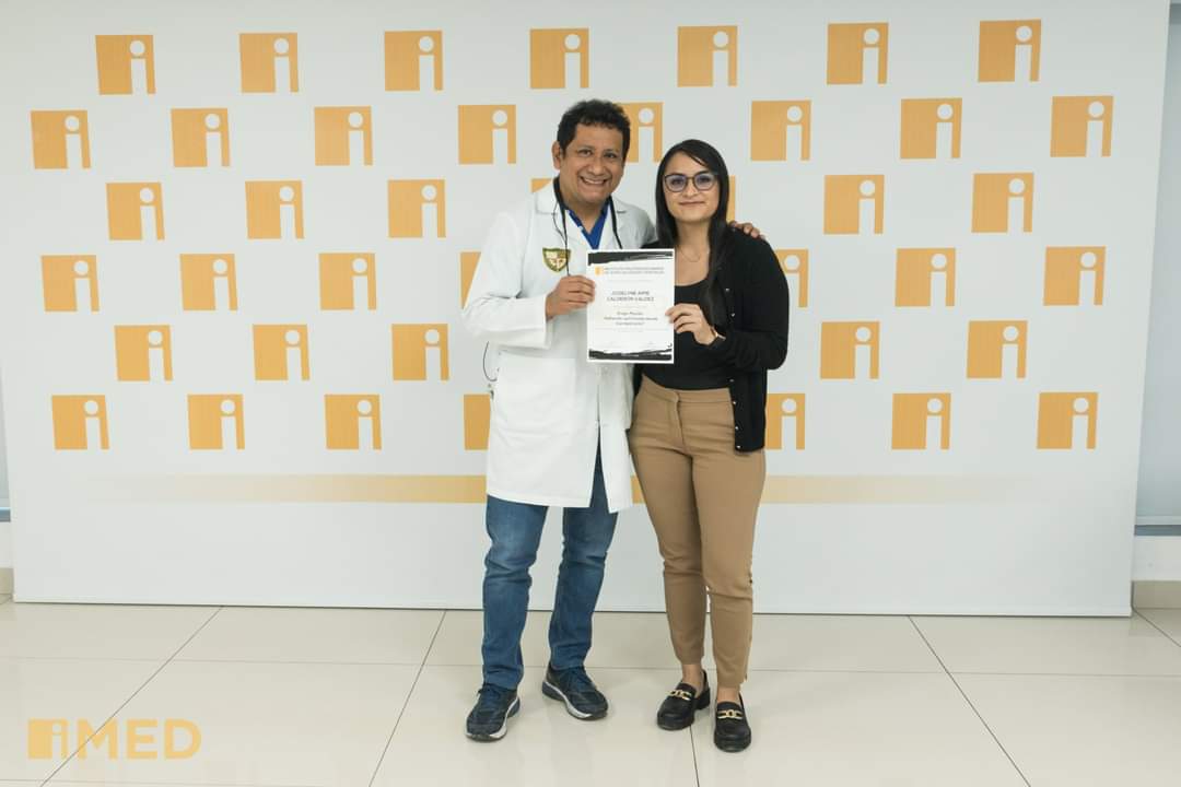 Fotografía de actualización académica de la Dra. Joselyne Calderón Valdez